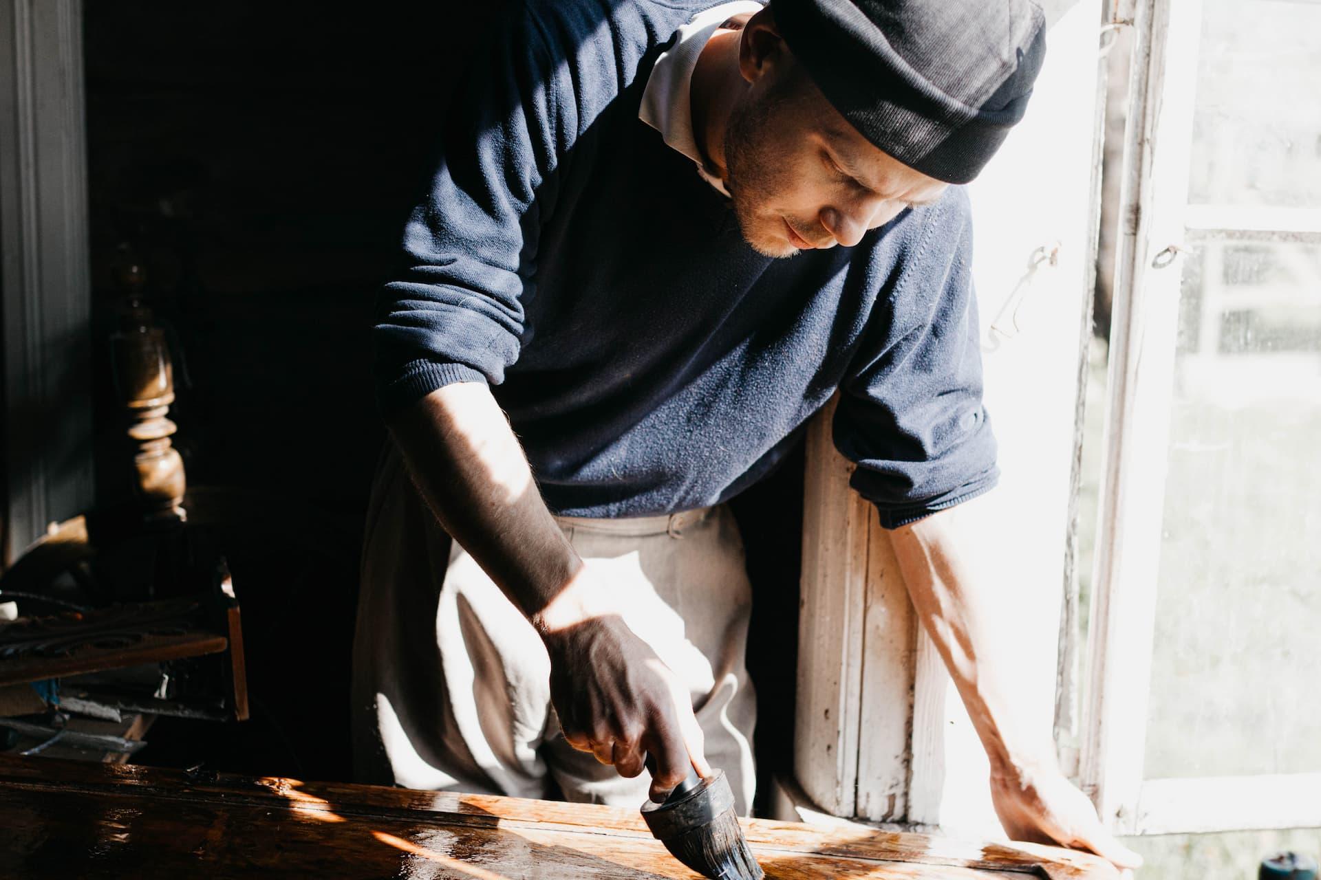 Artisan ébéniste rénovant un meuble - Diagnostic Entreprise